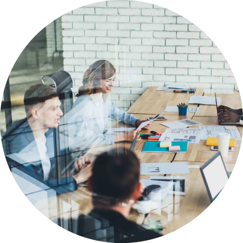 Team bespricht ESG Reporting und Nachhaltigkeitsbericht für KMU